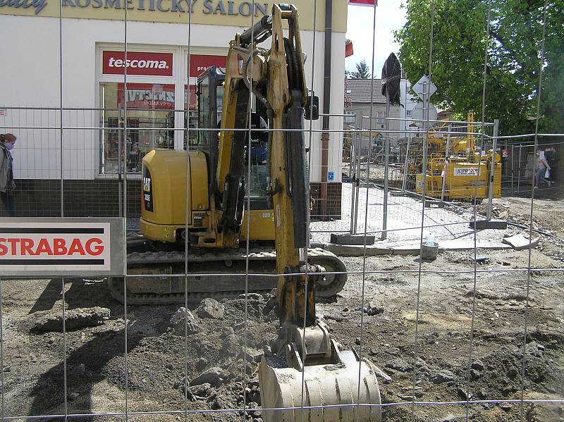 Rekonstrukce v Dolní ulici skončí na podzim.