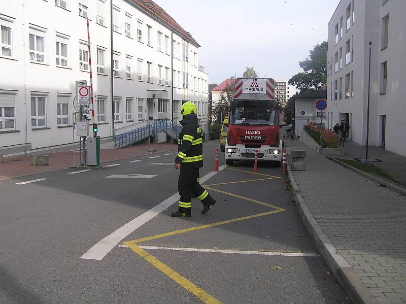 Cvičná evakuace pacientů z hořícího oddělení brodské nemocnice.