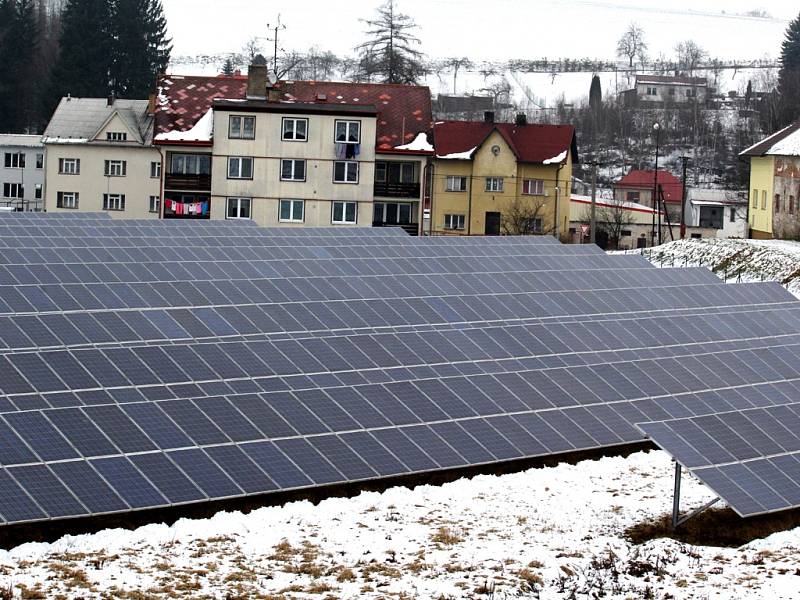 Pod okny. Nájemníci obytného domu v Ronově n. Sázavou přišli o výhled do zeleně. Iniciátorem stavby tohoto fotovoltaického pole pod jejich okny byl Libor   Joukl. Ten dnes v roli náměstka hejtmana Kraje Vysočina s budováním solárních elektráren nesouhlasí