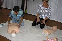 Jak zachránit dítěti zdraví a život si mohli účastníci semináře vyzkoušet na modelech.