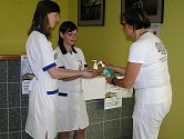 Jak si správně mýt ruce radila pacientům i kolegům ve vestibulu brodské nemocnice nozokomiální sestra Věra Deylová (vpravo).
