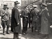 Důstojníci Rudé armády při vyjednávání s nacisty na brodském náměstí v květnu 1945. 