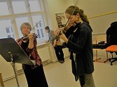 Jednou z osmi nových učeben je i houslová třída Jitky Němcové.
