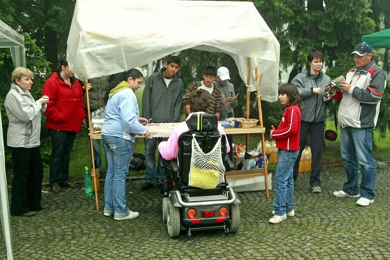 Všichni si mohli vyzkoušet, jaké to je přebírat hrách, nalívat si vodu do hrnku nebo věšet prádlo s páskou na očích. Jednoduché podle občanů není ani řídit invalidní vozík. 