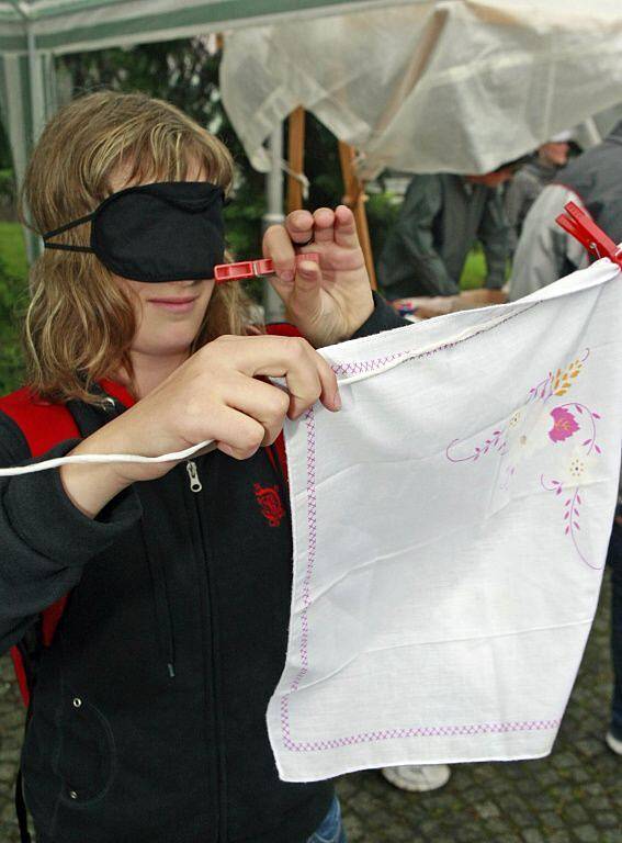 Všichni si mohli vyzkoušet, jaké to je přebírat hrách, nalívat si vodu do hrnku nebo věšet prádlo s páskou na očích. Jednoduché podle občanů není ani řídit invalidní vozík. 