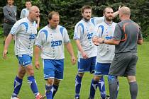 Břevno. To trefil z trestného kopu pohledský Josef Eis (vpředu), a odmítl tak vedení 2:0.