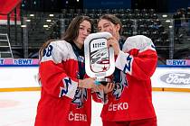 Hokejistka Světlé nad Sázavou Madlen Chladová (na snímku vpravo se spoluhráčkou Karolínou Skořepovou) s trofejí za druhé místo na mistrovství světa hráček do osmnácti let.