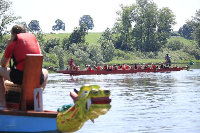 Závody dračích lodí na rybníku Řeka, kterých se zúčastnily děti ze základních škol