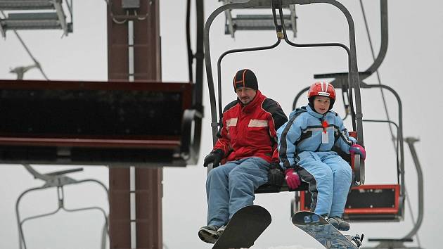 Na novoměstském Harusově kopci je možné si vyzkoušet i lyže a snowboardy místního výrobce. Ilustrační foto.