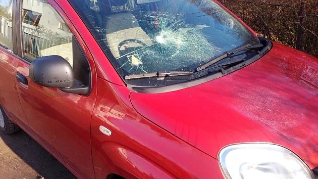 Takto dopadl minulý týden zaparkovaný vůz v havlíčkobrodské Mahenově ulici. Ničení vozů ve městě začala v sobotu 30. ledna. Zatím poslední útok se odehrál v neděli 14. února v Žižkově ulici, kde pachatel rozbil čelní sklo u taxíku.