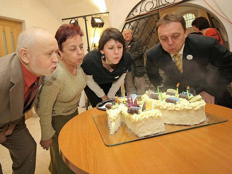 Krajská knihovna v Havlíčkově si ve středu svíčkami a dortem připomněla, že to je již deset let, co obrazně řečeno pluje pod krajskou vlajkou. 
