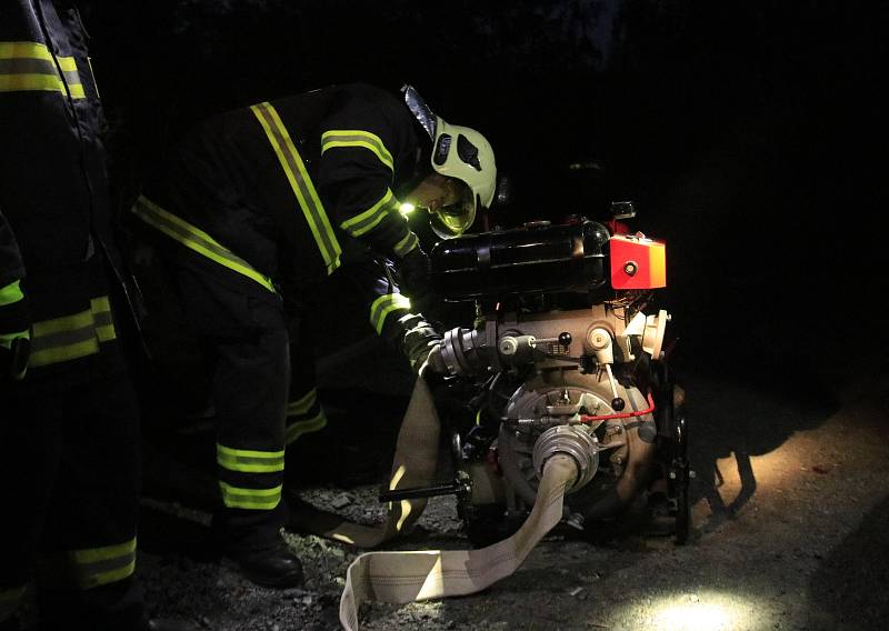 Noční cvičení dobrovolných hasičů u Lomu Borek