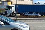 Manévry řidiče kamionu na parkovišti v Havlíčkově Brodě.
