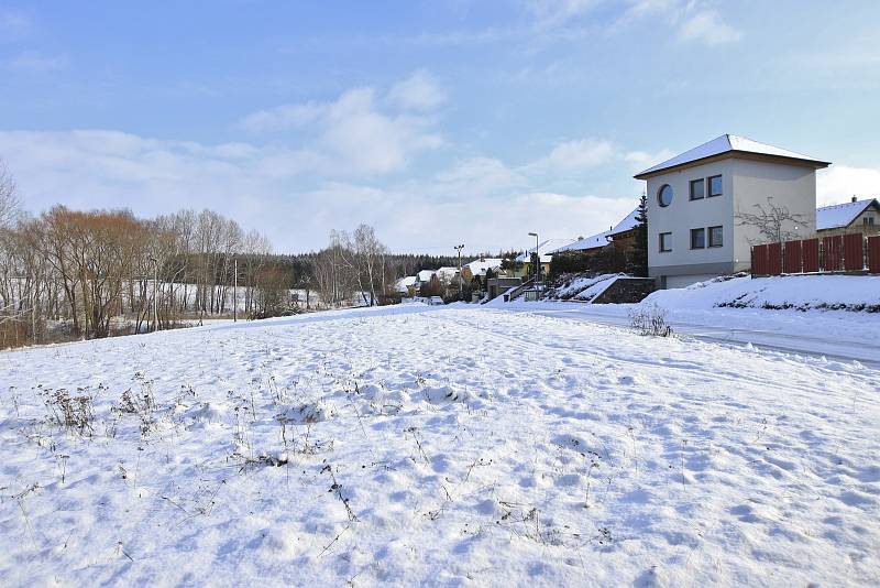V lokalitě U Rybníka ve Šlapanově (na snímku) vzniknou tři nové parcely.