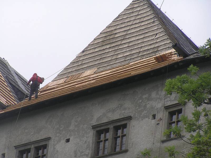 Pokládání šindelové střechy na hrad Lipnice v Lipnici nad Sázavou