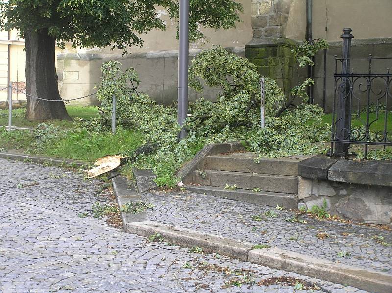 Čtvrteční noční vichřice napáchala škody například v havlíčkobrodkém parku Budoucnost. Silné větve urostlých lip lámala jako sirky. Kus stromu spadl například do areálu dětského hřiště za budovou AZ Centra na Rubešově náměstí. 