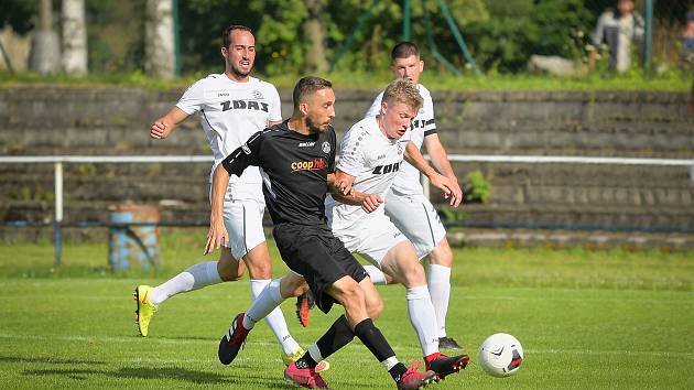 Kluby z třetí ligy měli o víkendu za soupeře divizní fotbalisté Havlíčkova Brodu (v černém) a Žďáru nad Sázavou (v bílém). Prvně jmenovaní zdolali béčko Jihlavy 3:1.