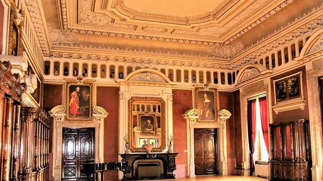 V letošním roce majitelé opravili barokní exteriérové průčelí zámku a barokní část na nádvoří. Záchrany se dočkal i strop v Rytířském sále.