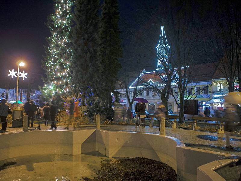 Každý večer až do 6. ledna budou na náměstí svítit nejenom stromky, ale i stará radnice a věž.