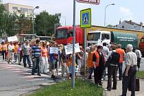 Třicet minut blokovali chůzí lidé přechod v Masarykově ulici