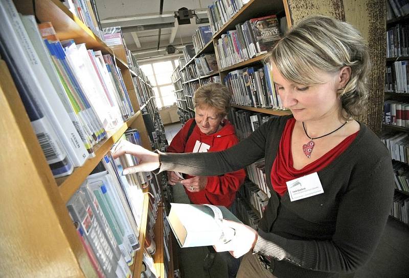 Jako jedno z lákadel probíhajícího Týdne knihoven připravila včera krajská knihovna v Havlíčkově Brodě možnost nahlédnout do svých jinak nepřístupných skladů knih, časopisů a hudebnin. 