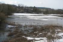Řeku Šlapanku ovlivnilo masivní tání sněhu. Její hladina stoupla v Mírovce natolik, že tam byl vyhlášen druhý stupeň povodňové aktivity.