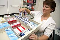 V lékárně na výdeji na recept i na výdeji bez předpisu by se měl farmaceut nebo farmaceutický asistent dozvědět o všech užívaných léčivech.
