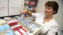 V lékárně na výdeji na recept i na výdeji bez předpisu by se měl farmaceut nebo farmaceutický asistent dozvědět o všech užívaných léčivech.