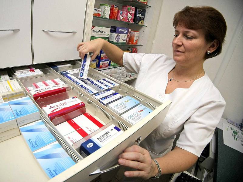 V lékárně na výdeji na recept i na výdeji bez předpisu by se měl farmaceut nebo farmaceutický asistent dozvědět o všech užívaných léčivech.