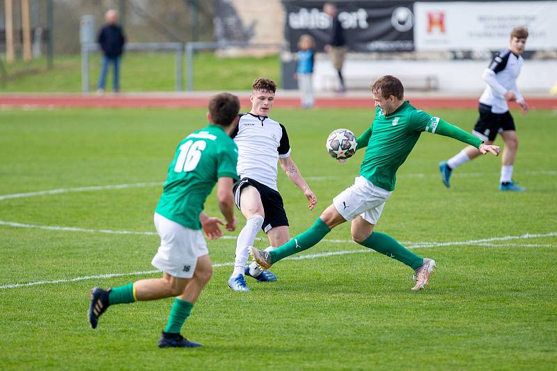 Fotbalové utkání mezi FC Slovan Havlíčkův Brod (v černobílém) a Tatran Ždírec nad Doubravou (v zelených dresech).