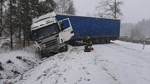 Kvůli počasí řidiči na Vysočině bourají. Náklaďák zablokoval silnici u Údavy.