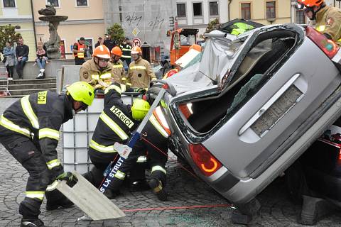 Soutěž jednotek Hasičského záchranného sboru Kraje Vysočina v Havlíčkově Brodě ve vyprošťování zraněných lidí z havarovaného auta.