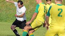 Sousedské derby čeká v neděli fotbalisty Dlouhé Vsi (vpravo), kteří zajíždějí do Přibyslavi, kde se utkají s tamním béčkem. Dlouhá Ves by se ráda přiblížila k druhému místu v tabulce. 