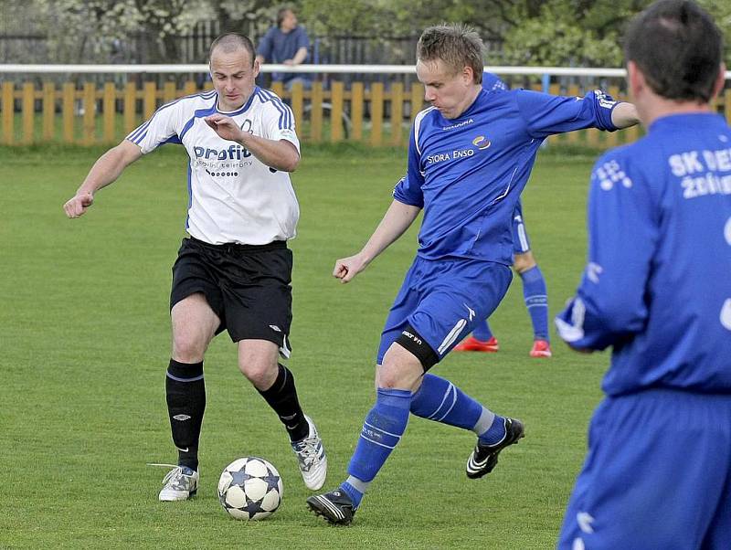 Fotbalisté Ždírce (v tmavém) dokázali v sobotu porazit doma Bystřici. Už dnes na svém trávníku přivítají další tým ze Žďárska – Novou Ves. 