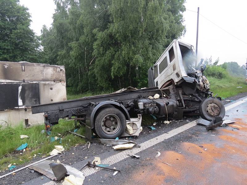 U Štoků se v pondělí ráno srazil kamion Volvo s nákladním vozem Iveco. Výsledkem dopravní nehody je zraněný spolujezdec a více než třistatisícová škoda. 