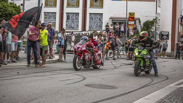 Kaskadér Adam Peschel a dragster Pavel Kubera jsou v soukromí přátelé. Dokážou se však vzájemně vyhecovat i k velkým výkonům.