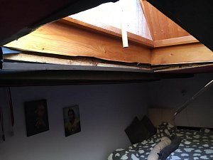 Červencová bouře poškodila střechu domu v Reynkově ulici a vytopila dva byty.