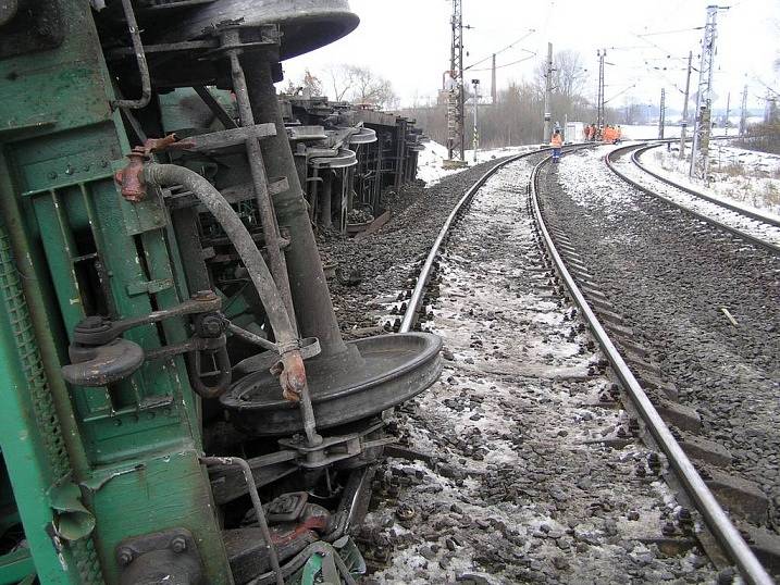 Vykolejily tři vagóny. Drážní inspekce předpokládá, že příčinou nehody byla technická závada na jednom z vozů. Na zem se vysypaly klády a hnojivo.