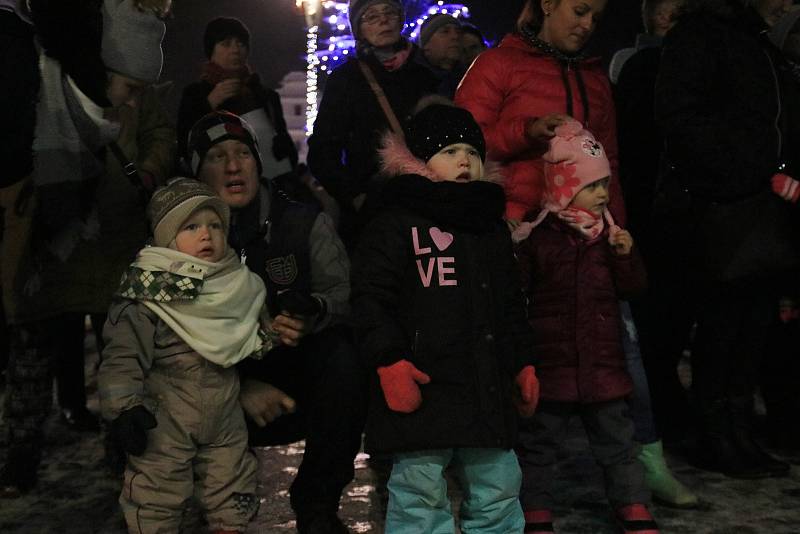 Na havlíčkobrodském Havlíčkově náměstí vystoupily děti ze sboru Oříšek a místní ZUŠ.