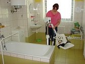 Vedoucí pečovatelské služby Markéta Dvořáková ukazuje vybavení osobní hygieny. 