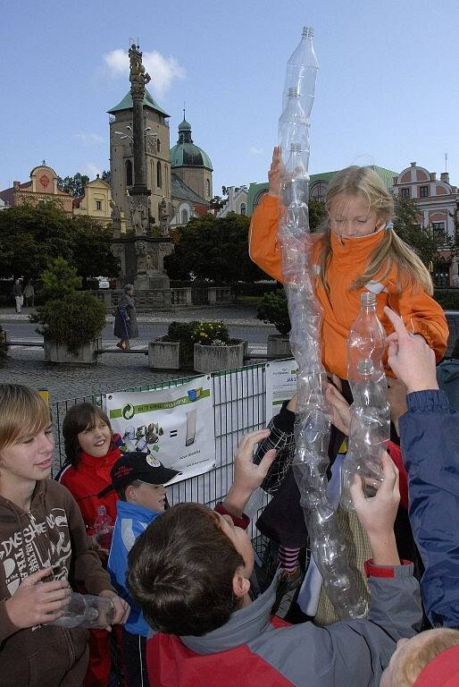 Malým závodníkům nechyběl ani startér. Odpadovou olympiádu si děti z Havlíčkobrodských škol opravdu užily.