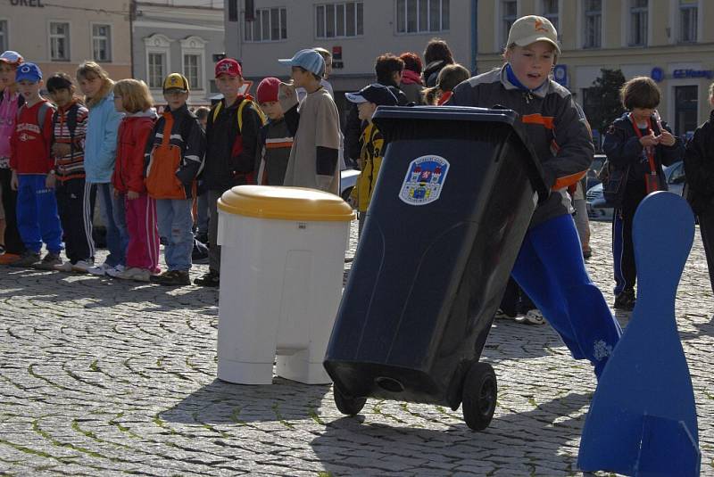 Malým závodníkům nechyběl ani startér. Odpadovou olympiádu si děti z Havlíčkobrodských škol opravdu užily.