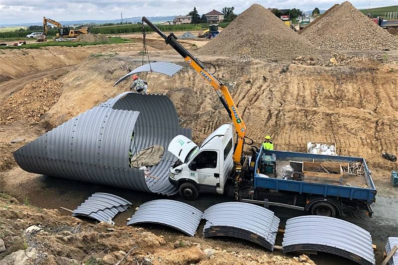 Stavba jihovýchodního obchvatu a betonáž mostů.