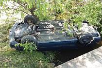 Auto při nehodě v Havlíčkově Brodě skončilo převrácené na střeše v potoce.