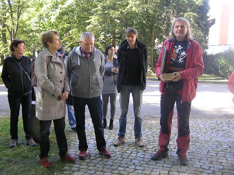 Na netradiční procházku obnoveným havlíčkobrodským parkem zval veřejnost v sobotu 21. září Okrašlovací spolek Budoucnost.