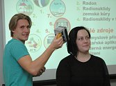 Na snímku jsou studenti Simona Lykešová a Daniel Hodboď při pokusu s dozimetrem.