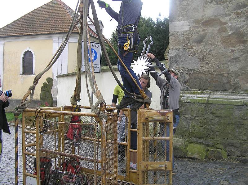 Tak vypadal návrat kříže na věž přibyslavského kostela.