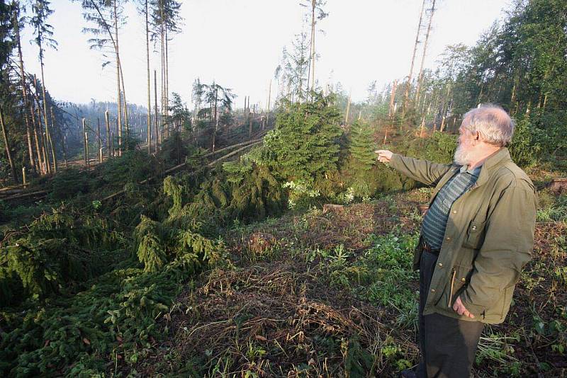 Středeční bouře, která se prohnala Vysočinou, způsobila škody hlavně na Přibyslavsku a v okolí Šlapanova. Minimálně desítku výjezdů museli do těchto oblastí absolvovat hasiči.