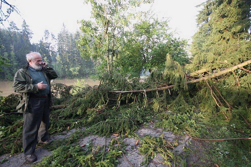 Středeční bouře, která se prohnala Vysočinou, způsobila škody hlavně na Přibyslavsku a v okolí Šlapanova. Minimálně desítku výjezdů museli do těchto oblastí absolvovat hasiči.