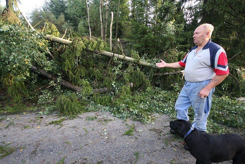 Středeční bouře, která se prohnala Vysočinou, způsobila škody hlavně na Přibyslavsku a v okolí Šlapanova. Minimálně desítku výjezdů museli do těchto oblastí absolvovat hasiči.